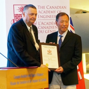   
		Prof. Douglas Ruth, President of the Canadian Academy of Engineering (left) presents a certificate to Prof. Du Ruxu.	 
